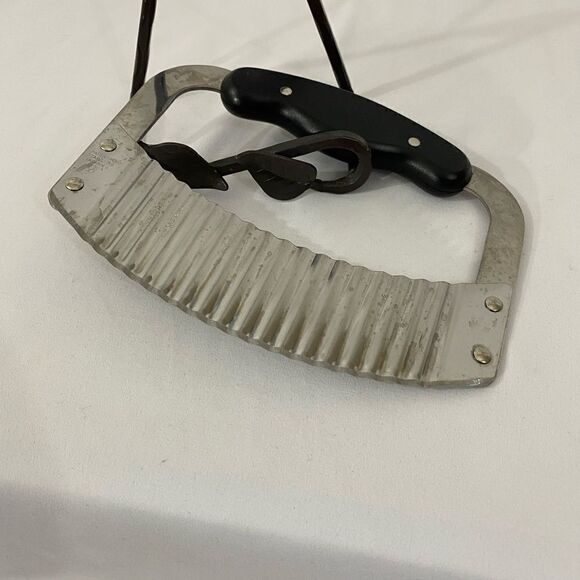 Pampered Chef Crinkle Cutter - Picture 5 of 5